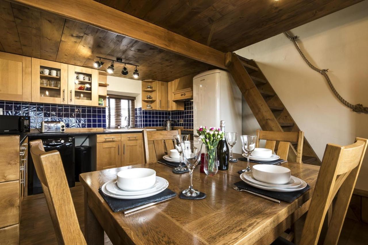 Foxglove - Luxurious Barn Conversion - Blossom Farm Johnston Екстериор снимка